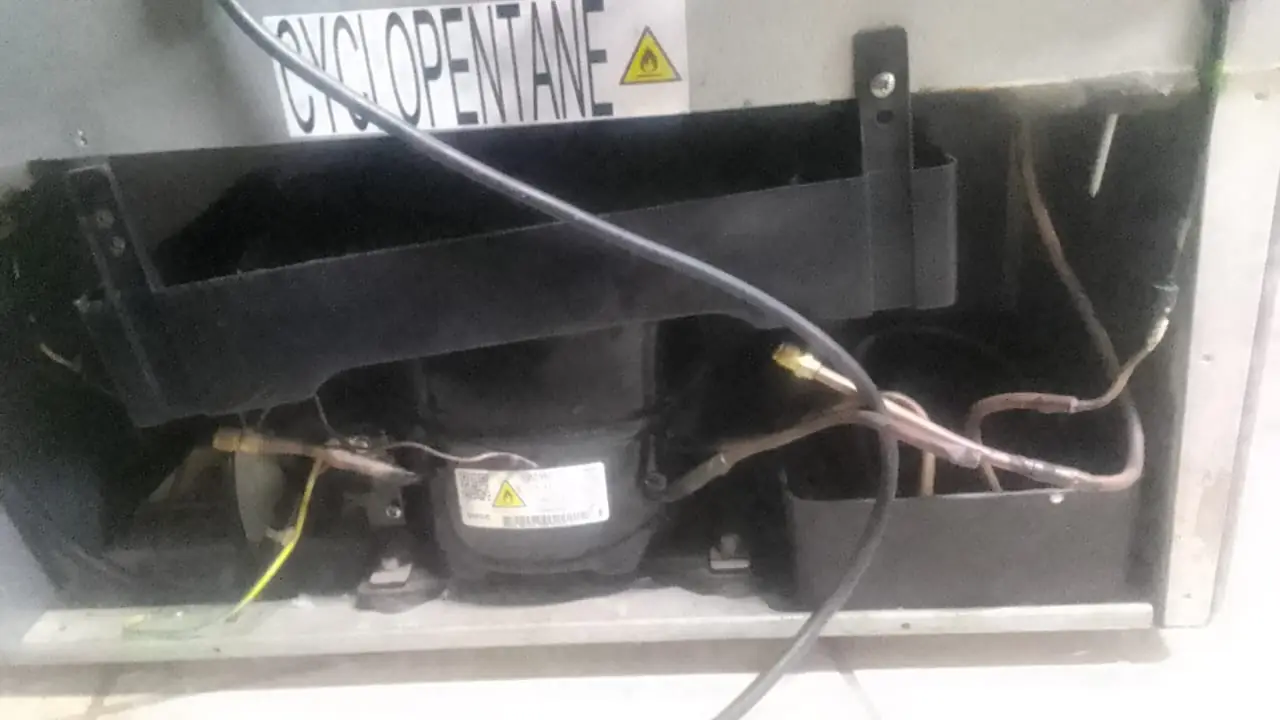 Fridge compressor, wiring and refrigerant pipework inspection